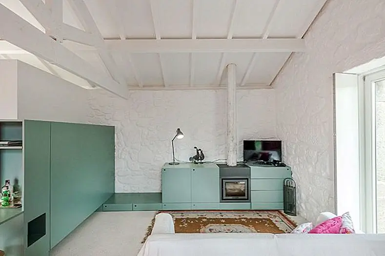 В то же время недавно добавленные функции и элементы контрастируют с остальными, но также дополняют все остальное по-настоящему приятным и освежающим способом. Речь идет не только о цветах, хотя они играют важную роль. Это также касается встроенной мебели, чистой и простой компоновки и диалога между всеми этими индивидуальными особенностями.