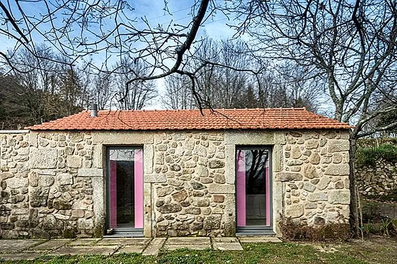 Цель этого последнего обновления состояла в том, чтобы получить сарай, готовый к использованию в качестве независимого дома для сельского туризма. Архитектура является традиционной для этой части Северной Португалии. Каменные стены, которые определяют как внешность, так и интерьер, добавляют текстуру к дизайну и предлагают очень аутентичный и деревенский вид.