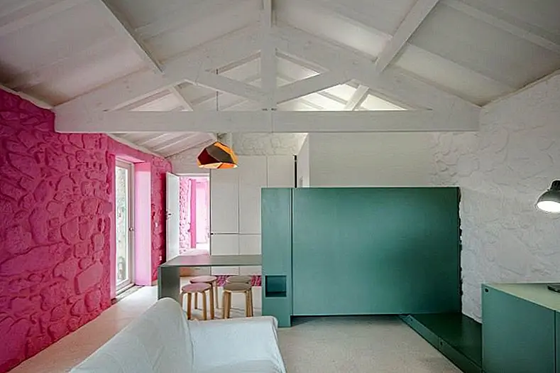 Внутри сарая туристы могут найти две спальни и студию. План этажа L-образный, а номера относительно небольшие, но очень привлекательные. Здесь очень красивое сочетание стилей. Деревянные, традиционные и современные элементы сосуществуют, гармонично предлагая дому неповторимый шарм.