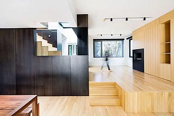 Макет прост и практичен. Жилые помещения расположены на первом этаже и распределены вокруг центрального пространства. Это центральное ядро - новый фокус дома.