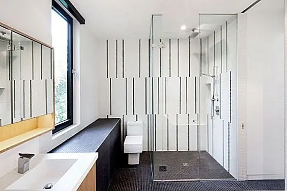 С ремонтом также появилась новая главная спальня, которая теперь находится на втором этаже и находится на удобном расстоянии от детских спален. Доступ к нему возможен через стеклянный подиум. В доме есть большие окна по всему, в соответствии с современным стилем, выбранным для нового дизайна и декора.