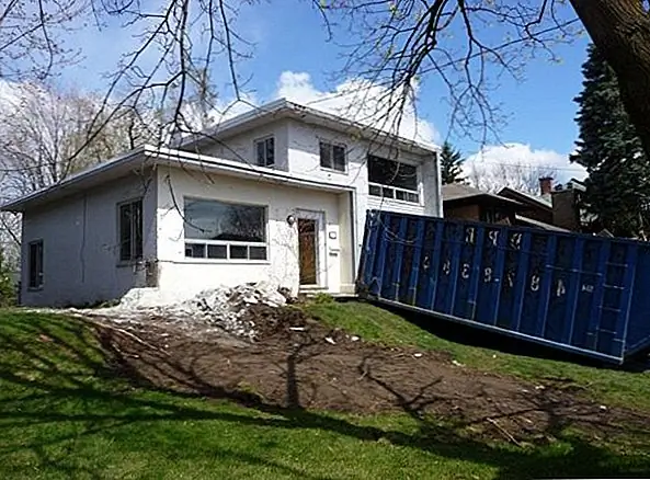 Одна из задач проекта заключалась в том, чтобы совместить современное расширение и гармонизировать с существующим домом. Расширение было прекрасно размещено в области, где он завершает дом и заполняет пустоту, созданную разделенным уровнем.