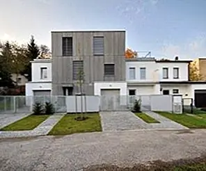 Семиэтажный дом 1960-х годов, который прошел полный передел и получил новое расширение