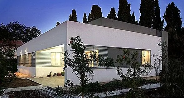 Дом имеет вытянутую структуру и ориентирован на север-юг. Таким образом, жители могут воспользоваться неприкосновенностью частной жизни, а также воспользоваться климатом. Резиденция имеет простой дизайн, с чистыми линиями. Он состоит из двух перпендикулярных томов, которые разделяют общественность и частные районы. Фасад выполнен из алюминия. В резиденции также есть конструкция с двумя стенами, предназначенная для смягчения внутреннего климата дома. Существует также сложная система затенения, и каждое открытие подходит для определенного типа слепых. {Найдено в archdaily}