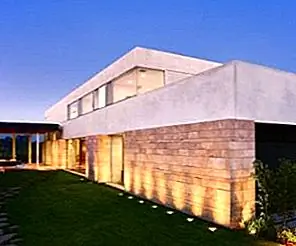 Двухэтажный современный дом с прекрасным видом