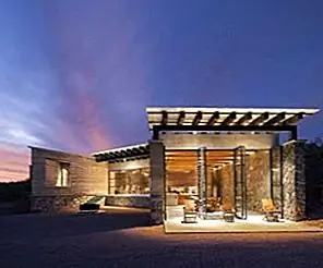 Пещерный дом, который празднует природу через архитектуру