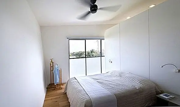 Резиденция также имеет устойчивый дизайн. Это энергоэффективная конструкция, и она была построена с использованием эффективных изоляционных материалов, особо толстых южных стен, солнечного нагрева воды, компостирующих устройств, а также системы, которая хранит и перерабатывает дождевую воду. Интерьер резиденции минималистский и в основном белый. Мебель современная, стильная и красиво дополнена акцентными особенностями. {Найден в день}.