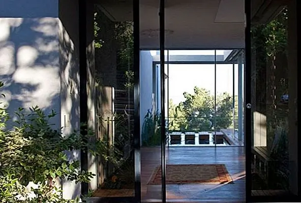 Резиденция LAM представляет уникальную современную обстановку и прекрасный вид. Это спокойное место, в котором есть современная техника. В целом, чистые линии показывают все элементы и позволяют наслаждаться прекрасным домом.