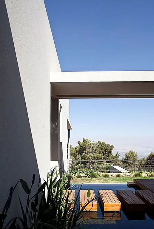 Дом разделен на два спальных крыла. В одной из них есть спальня и гостевая комната, а в другой - спальни для детей и отдельная гостиная. Кроме того, в доме есть еще одна структура, представляющая студию. Крыша студии связана мостом с садом дома и служит террасой, которая открывается к пейзажу.