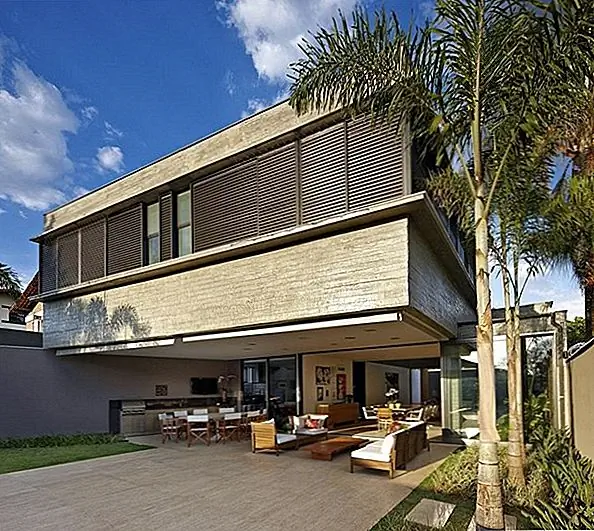 Современная резиденция в Бразилии с сильным воздействием на дизайн