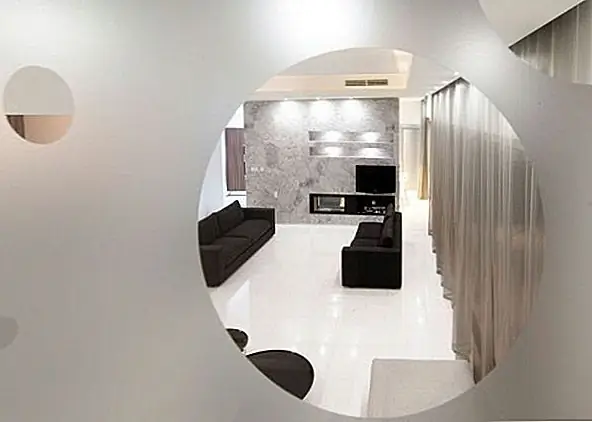 Интерьер представляет собой большие, просторные комнаты, залитые естественным светом. Вы также можете увидеть, что архитекторы создали контраст между белыми полами и темной современной мебелью. Материалы были выбраны на основе их люминесценции, легкости цвета и внешнего вида, чтобы обеспечить чистый, естественный вид. Более того, этот прекрасный дом оснащен современными приборами, которые делают его прекрасным местом для звонка домой.