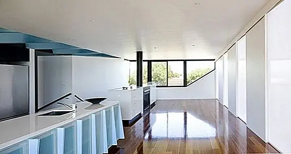 Что касается дизайна Motorhouse, на одной стороне есть герметичный металлический ящик, который содержит частные комнаты дома, такие как спальни и ванная комната. С другой стороны есть кухня открытого плана, гостиная и столовая с видом на север. Общий дизайн современного и разделение номеров функционально и в соответствии с концепцией дома.