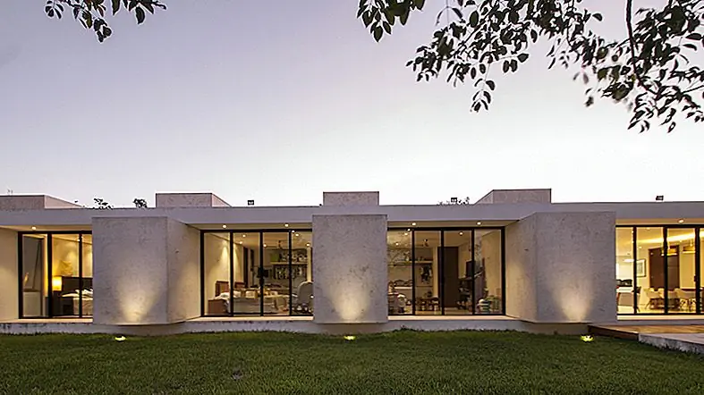 Дом закрыт на запад и открывается на восток, и такой тип ориентации гарантирует, что жители имеют много уединения, но в то же время связаны с большим задним двором. Таким образом, внутренние пространства интимные, но также открытые, яркие и воздушные. Что касается общей архитектуры и структуры дома, это проект, определяемый чистой и простой геометрией, с полным отсутствием ненужных функций.