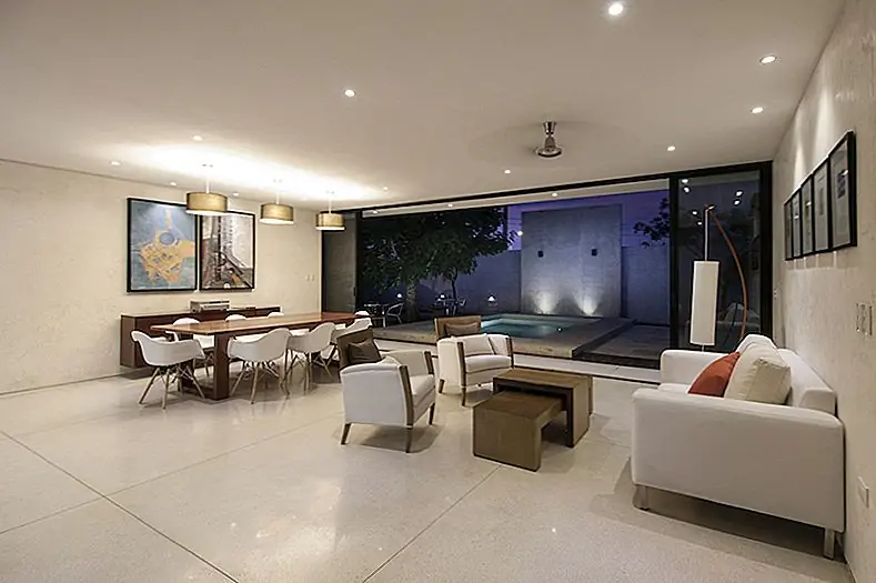 Интерьер яркий, открытый и просторный. Белый цвет - основной цвет, используемый на стенах, потолках и даже полах. Он сочетается с другими нейтральными и со случайным цветом акцента. Мебель добавляет теплый оттенок шоколадного коричневого цвета, который уравновешивает декор по-настоящему прохладным и приятным способом. Даже ванная комната, несмотря на отсутствие цветовых контрастов, выглядит очень безмятежно, уютно и тепло благодаря текстурированной отделке стен.