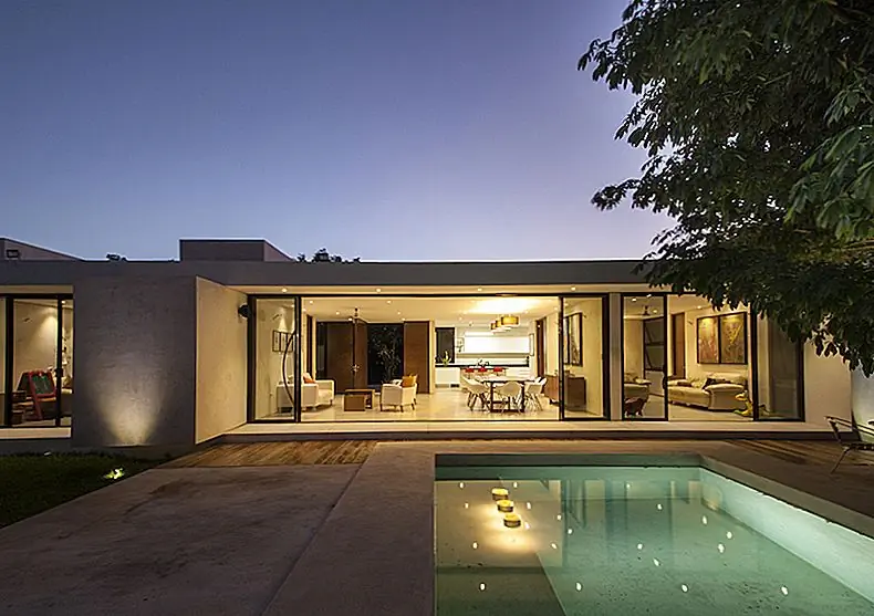 Современная резиденция с большим и безмятежным задним двором