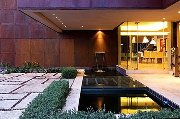 Просторные спальни с большими окнами, из которых открывается прекрасный вид, и есть даже открытая ванная комната. Этот южноафриканский дом представляет собой идеальный дом для тех, кто любит захватывающие виды, комфорт всего современного и место, которое одновременно впечатляет своей простотой и изысканностью.