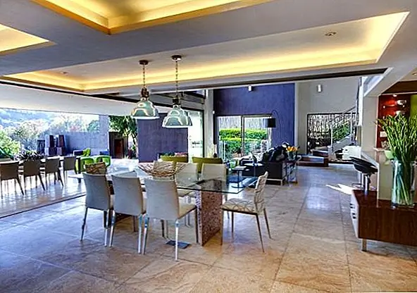 Деревянные элементы появляются почти в каждой области, противоположной белым или зеленым оттенкам. Современная кухня - такой пример, который на самом деле является открытой территорией. Все современно, как предметы мебели, которые имеют коричневый, серый, фиолетовый или зеленый цвета или камин, который отделяет спальню и медиа-зону.