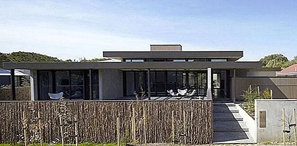 Контрастное слияние материалов, определяющих дом полуострова Белларин в Австралии