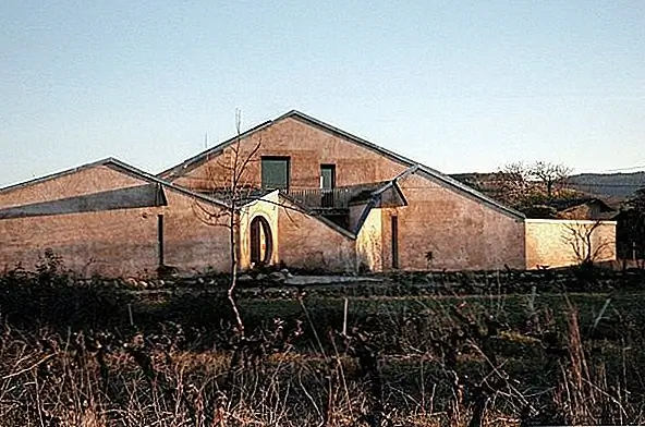 Дом был спроектирован как низкоэнергетическая структура, которая сохраняет тепло в течение зимы и холода летом. Это очень хороший результат, учитывая низкий уровень усилий и усилий, связанных с процессом строительства. Несмотря на то, что китайская архитектура не является типичной в этой области, она очень хорошо интегрировалась в окружающую среду. На самом деле, дом кажется естественной частью этого района, и кажется, что он там. Это идеальная подгонка. {Найдена в ардвайли}