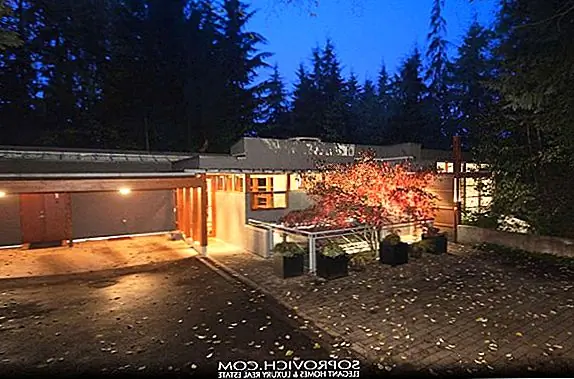 В центре внимания этого дома - развлекательная комната с 20-метровым потолком, невероятный открытый бассейн с настилом из массива, медиа-зал, вмещающий все современные технологии, окруженные ничем, кроме чистых стеклянных стен и зелени.