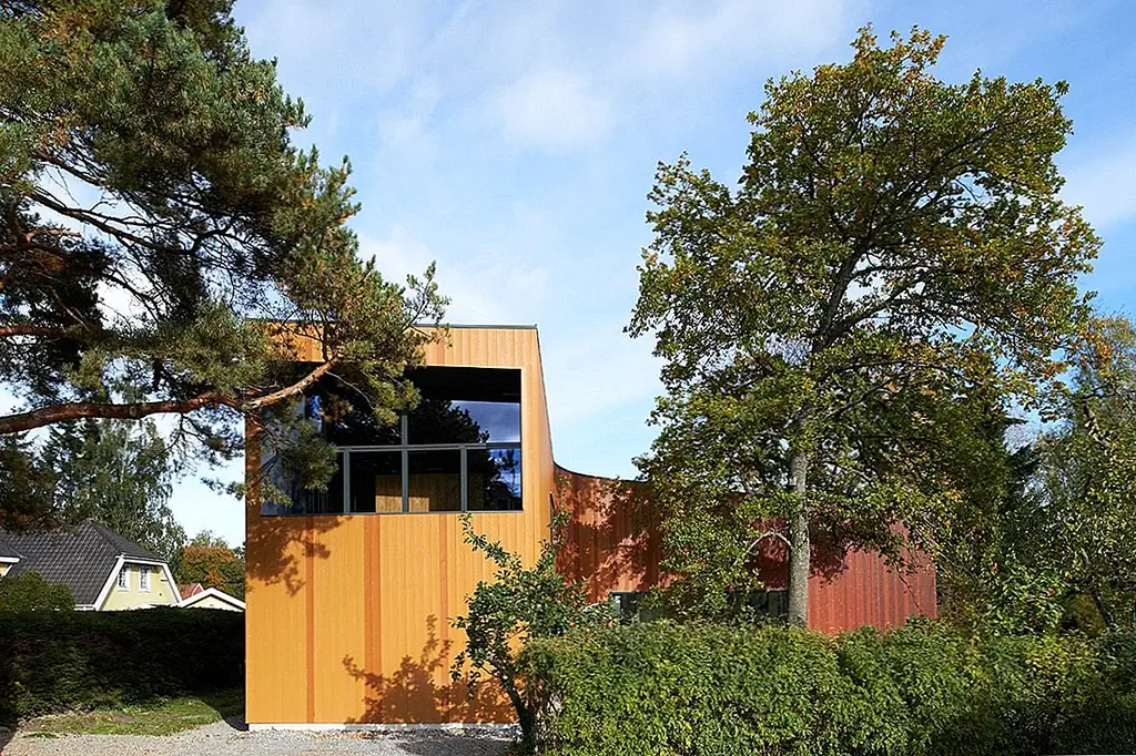 Изогнутый L-образный дом с отличительным фасадом Цвет: Fagerström Residence