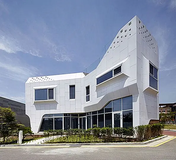 Изогнутая эксцентричная белая резиденция с квадратными перфорациями