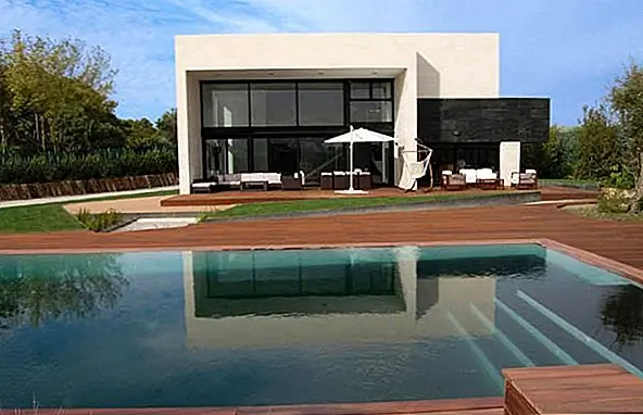 Композиция темного и легкого пространства, формирующая объемную архитектуру