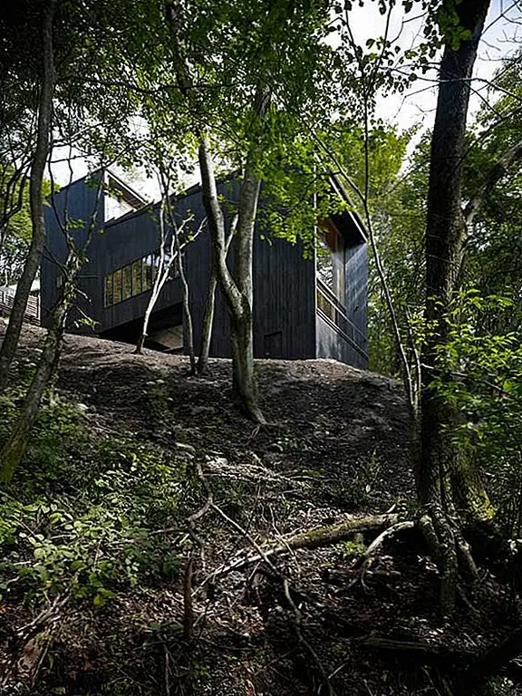 Дом Темной Горы, Отражающий Окружение