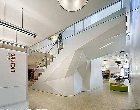 Новое строительство имеет два уровня. Часть детской книжной коллекции и выделенного района для малышей можно найти на первом уровне, а на втором уровне расположены большая часть детской коллекции, открытый читальный зал, кибер-центр и комната для занятий. Четыре разных типа стекла составляют внешний фасад здания, в то время как стена периметра была утолщена, так что могли быть интегрированы читающие уголки и интимные социальные районы.