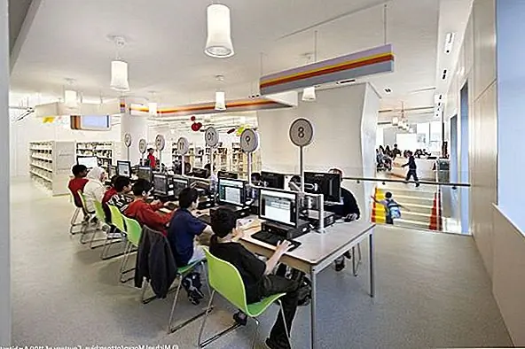 Все пространства красочны, привлекательны и просторны, где предпочтение отдается естественному свету, используются экологически чистые предметы и поощряются к использованию. Лестница считается скульптурным элементом и функциональным предметом. Красочная графика была сделана Ли Х. Скольником Архитектура + Проектное Партнерство (LHSA + DP), которое придало этому особому месту определенную индивидуальность, которая отличает его от других областей Центральной библиотеки. {Фотографии Майкла Морана / Оттоархива}.