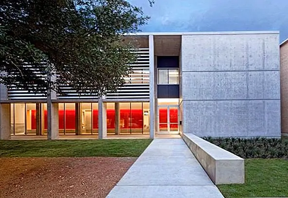 Зал не стесняется пространства, и он занимает общую площадь в тридцать три тысячи квадратных футов. В нем достаточно комнат для обслуживания дополнительных классных комнат, кабинетов факультета и дополнительного кафе, где студенты могут записаться на курсы между занятиями. Все это Harpman и команда достигают функциональности, дальновидности и в то же время захватывают эстетические потребности конкурентного учреждения.