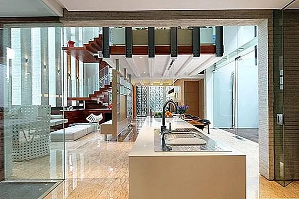 Как извне, так и изнутри этот дом кажется лучшим примером прекрасного места, которое заставляет нас снова ценить красоту и элегантность, высокое качество и хороший вкус, современность и простоту в одно и то же время.