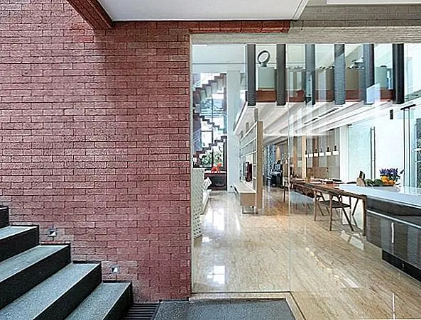 Окружающая среда идеальна, все идеально сочетается с домом, как снаружи, так и внутри. Мебельные элементы современны и удобны, цвета приятны, а декоративные предметы - это часть, которая дополняет весь образ. Каждая маленькая вещь современна, привлекательна и настолько привлекательна, чтобы любой мог чувствовать себя в этом уникальном доме, в этом особенном мире. {Фото Фернандо Гомуля и найденный в день