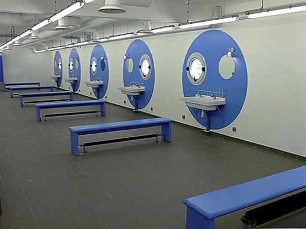 Хотя это здание, окруженное всеми видами городских шумов, похоже на стабильный корабль в гавани, который ждет своего капитана и моряков, которые придут и начнут свои исследования.