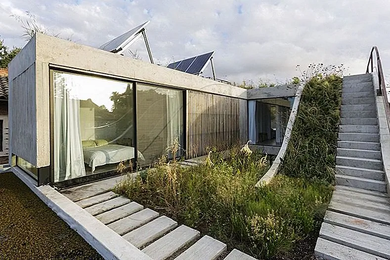 Дом занимает небольшой участок между двумя существующими зданиями. Проектирование дома, который мог бы комфортно уместиться здесь, было достаточно сложным, и к этому клиенту была предложена серия специальных запросов. Учитывая его страсть к озеленению и серьезное стремление сделать этот дом устойчивым и экологически чистым, архитекторам было предложено включить как можно больше зеленого пространства в свой дизайн, а также сохранить и даже добавить в дом зелени различные формы.