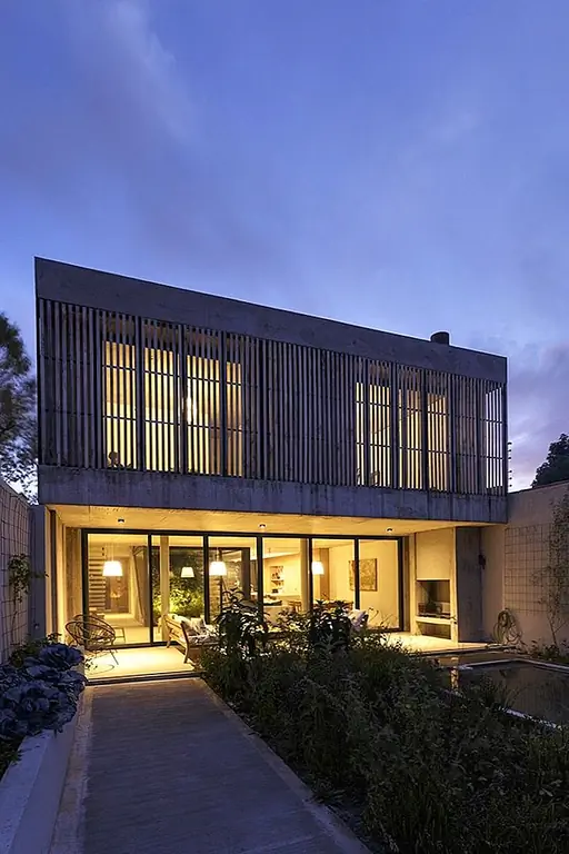 Для того, чтобы этот проектный подход работал, многое должно было прекрасно дополнять друг друга. Точное размещение дома на участке было важным, и это было его ориентацией. Было важно зафиксировать максимальное количество солнечного света, тем более, что дом питается от солнечных батарей на крыше. Это не единственная деталь, которая делает этот дом устойчивым. Существует также тот факт, что дождевая вода используется для орошения повсюду.