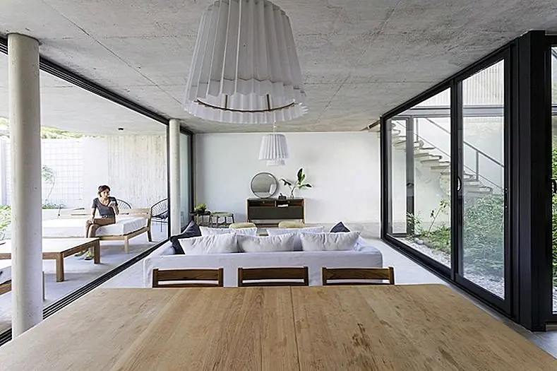 Родные растения были выбраны для их знакомства с землей и климатом, а также потому, что они довольно устойчивы и требуют небольшого количества воды, чтобы оставаться здоровым. Они растут вдоль центральной лестницы, добавляя цвет и свежесть ко всему дому и приветствуя природу внутри. В то же время стеклянная коробка, которая обрамляет лестницу и сад, также приносит солнечный свет внутри дома.