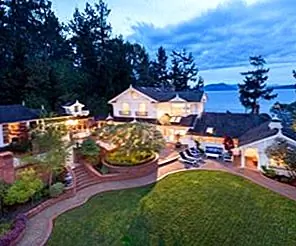 Викторианская недвижимость на берегу океана в Британской Колумбии