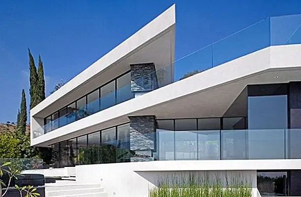 Дом окружен садами и террасами с трех сторон, поэтому есть очень красивая связь между внутренним и открытым помещениями. В этих зонах дома есть раздвижные двери. Что касается внутреннего декора, то это просто, современно, стильно и элегантно, как и ожидалось. Номера очень просторные и чистые, и с тех пор, как из резиденции открывается потрясающий вид с каждой стороны, нет необходимости в дополнительных украшениях. Природа сделала всю работу. Ванная полностью покрыта небольшими квадратными плитами одного цвета, и все остальное, кажется, исчезает в фоновом режиме.