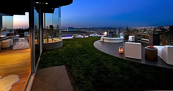 Другие особенности включают двухэтажный винный погреб, который вмещает до 1000 бутылок вина, полную открытую кухню с дровяной печью для пиццы, автоматизированный гардеробный конвейер, который вмещает до 800 предметов одежды и даже без прикосновения писсуар для мужчин. Освещение пухового помещения и смесители активируются, и зеркало удивляет встроенным экраном телевизора. Энджи повезло, что смогла спроектировать каждый аспект дома, в том числе структуру и механику мебели и отделки, создав единственный в своем роде дом для просмотра. Вдохновленный классическим европейским стилем, но используя американские технологии и ресурсы, Торнбери гордится тем, что построил этот дом с нуля. «Это не просто быстрый косметический повтор. Пространства были созданы с целью, и эстетика встала на свои места. «Наслаждайтесь видами, которые этот дом может предложить (внутри и снаружи), и оставьте свой отзыв ниже!