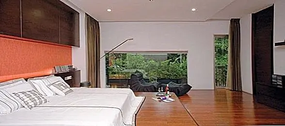 Это похоже на дом. Гостиная - это место, где люди могут собраться, чтобы поболтать и обсудить свои проблемы, и этот диван - идеальное место, где вы можете это сделать. И есть также быстрый доступ в баре, еще один плюс. Лестница, кажется, скрыта за этой стеной. Но стекло - хороший выбор в этом случае. {Индра Тата Адиларас и найденный в день}