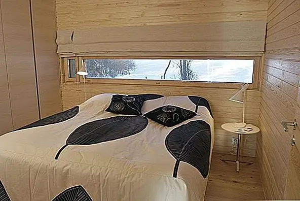 Пространство спальни также очень трезвое и простое, как и другие районы дома. Введен деревянный каркас с прямыми линиями, а также маленький угловой стол, в котором находится лампа. Большое прямоугольное окно в спальне позволяет наружному свету путешествовать внутри спальни и охватывать интерьеры.