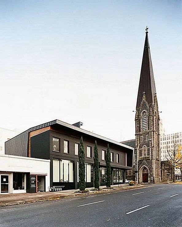 Теперь поговорим немного о дизайне интерьера этого места. Кажется, что он такой же современный и элегантный, как и внешний вид. Такие же чистые линии видны повсюду. Номера не разграничены стенами, поэтому есть простое пространство. Еще один странный выбор.