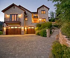 Тихий особняк, вдохновленный Францией, расположенный на вершине холма в Кетчуме