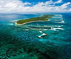 Тропический остров Остров Desroches