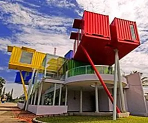 Библиотека, собирающая глаза, построенная из переработанных контейнеров для транспортировки