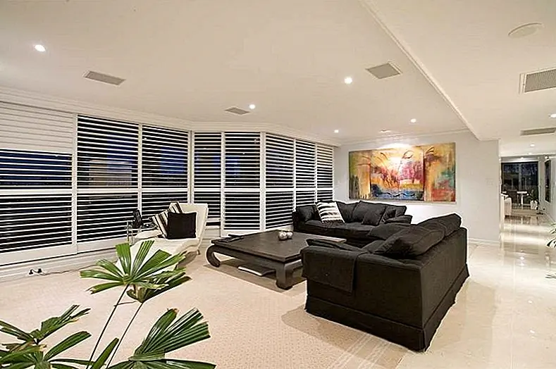 Общий дизайн прост, современный и роскошный. С стеклянных стен от пола до потолка открывается захватывающий вид и освещает весь естественный свет, который подчеркивает элегантность интерьера. Мебель стильная, шикарная, современная и удобная. Конечно, вся эта красота также имеет функциональную сторону. Разнообразие складских помещений решает серьезную проблему, и формальные и неформальные области предлагают каждому человеку возможность наслаждаться любимыми занятиями.