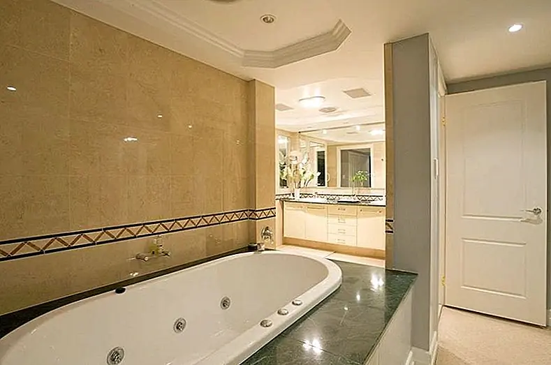 Помимо необычных просмотров, в пентхаусе есть много других замечательных вещей. Он был спроектирован Mirvac и включает в себя 4 спальни, большие балконы, две ванные комнаты и просторные жилые помещения. Кроме того, роскошные апартаменты на верхнем этаже просто великолепны. Конечно, есть также спа-центр, бассейн и тренажерный зал. В нем есть все, о чем можно было бы просить и многое другое.