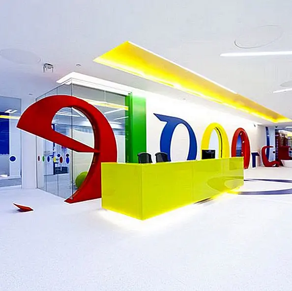 Новый яркий офис Google в Лондоне, в котором есть телефонные киоски, гигантские кости и пляжные хижины