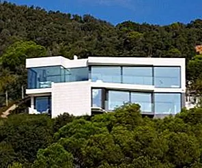 Каталонская резиденция завоевывает склоны и великолепные виды